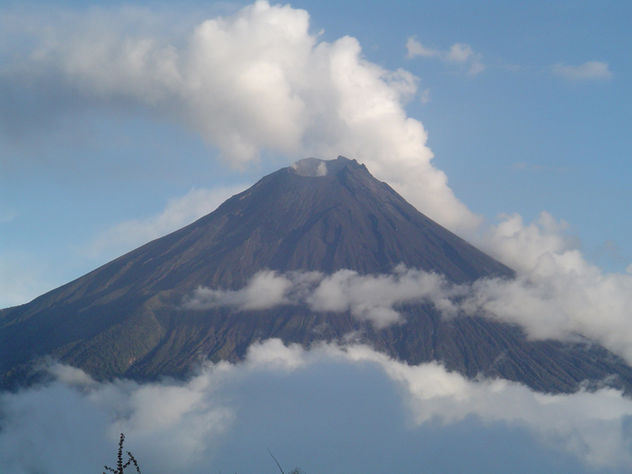 el tungurahua y las nubes