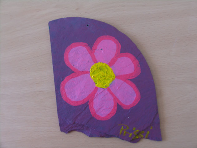 Flor rosa con fondo lila en acrílico sobre pizarra