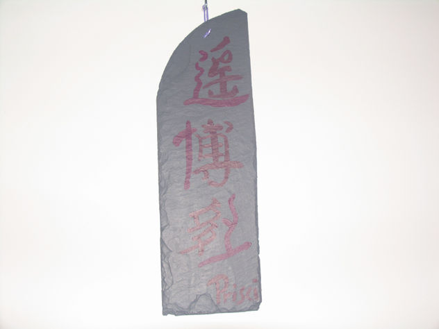 Nombre oriental en acrílico sobre pizarra