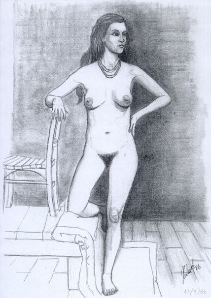 Desnudo de pie.