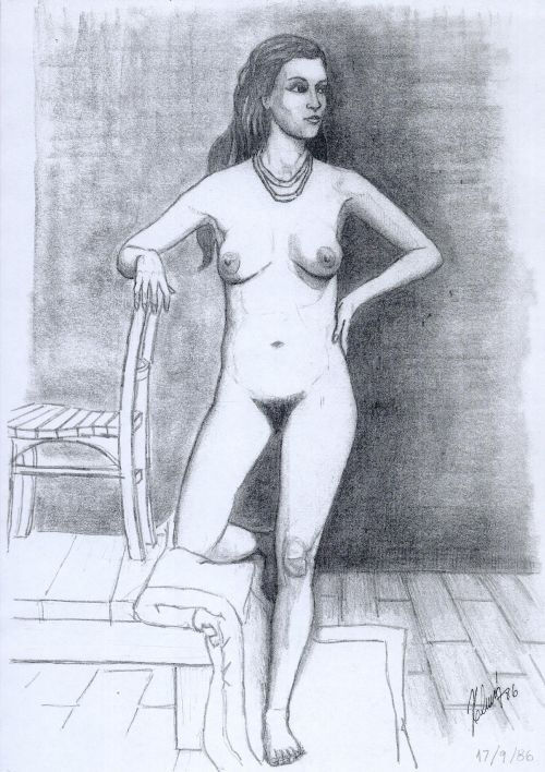 Desnudo de pie.