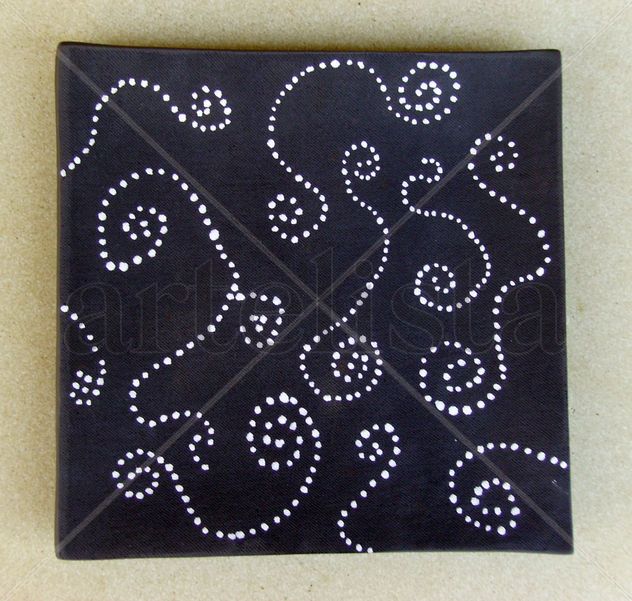 PLATO NEGRO LLANO DECORADO CON ESPIRALES EN ENGOBE BLANCO 1
