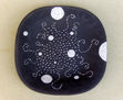PLATO NEGRO DECORADO CON PUNTOS BLANCOS