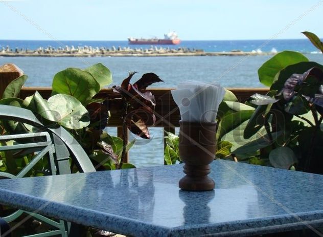 Mirando el mar desde el Malecón