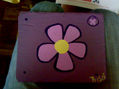 Flor rosa sobre fondo lila en acrílico sobre pizarra