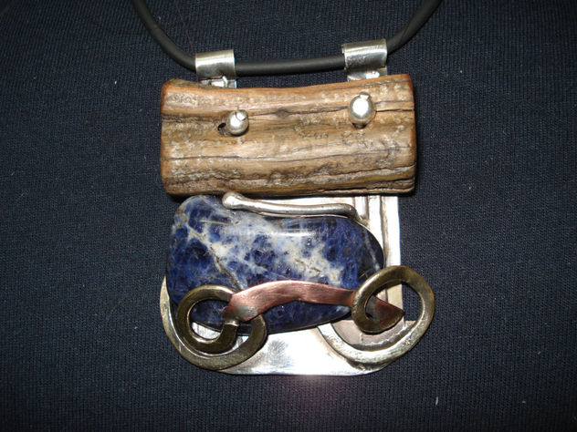 Amuleto de sodalita y madera de sabina