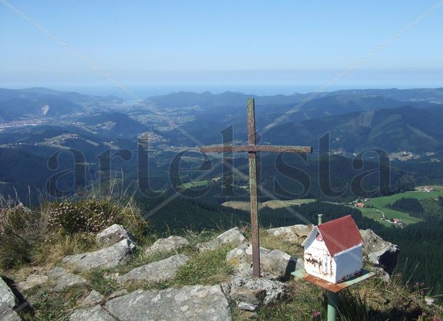 Monte Astoakurutzeburu con vistas Naturaleza Color (Digital)