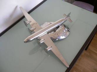 El Avión Metal Figurative