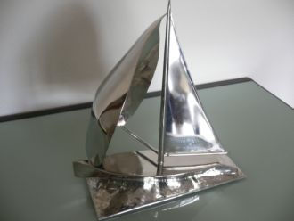 Velero de Regata al Viento Metal Figurative