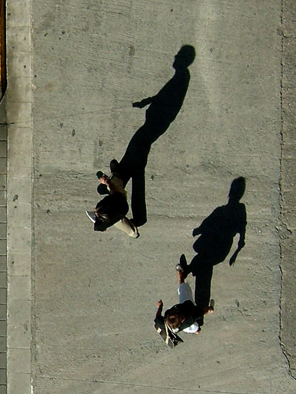 Personas a los pies de su sombra