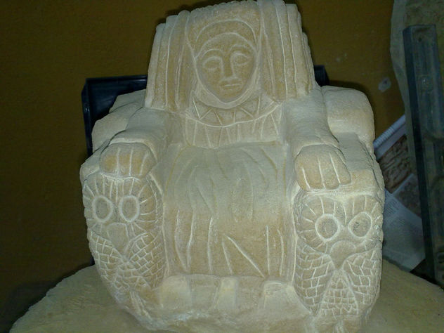 dama ibera en trono