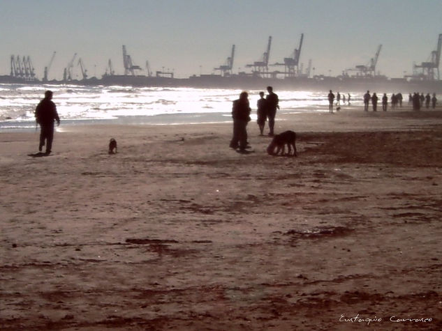 Paseantes en la playa y el puerto al fondo, (Walkers on the beach and the port at the background) Naturaleza Color (Digital)