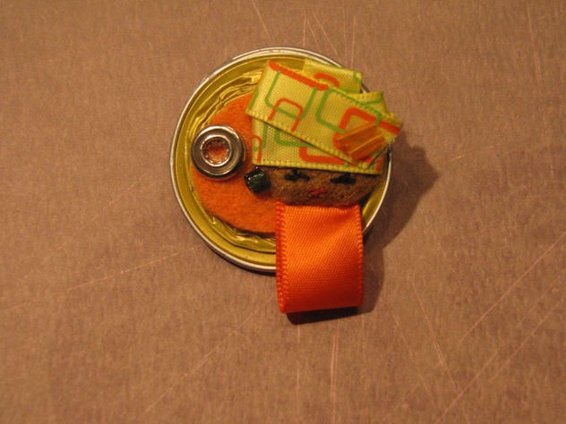 broche martuchi aluminio y fieltro. serie africa
