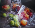 plastics y fruta oleo sobre tela.