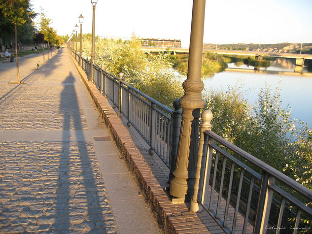 Mi sombra en el paseo del río, (My shadow on the Riverwalk) Nature Color (Digital)