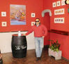 Cafe Hoyuela una de las sedes del artista.
