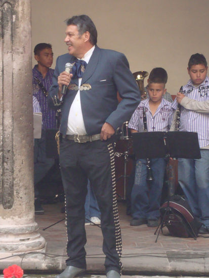 padre pistolas chucandiro michoacan 