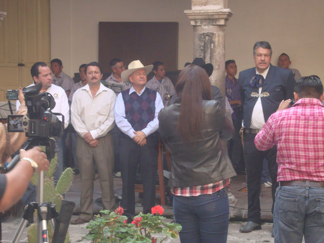 padre pistolas chucandiro michoacan Óleo Cartulina Figura