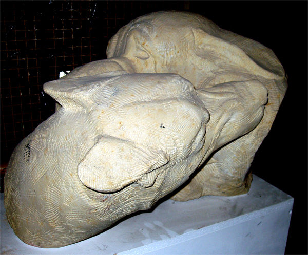 El lobo y el mastín Stone Figurative