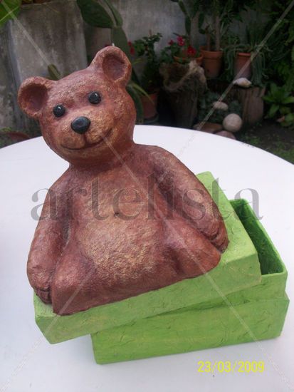 Caja con oso mimosos en papel mache 