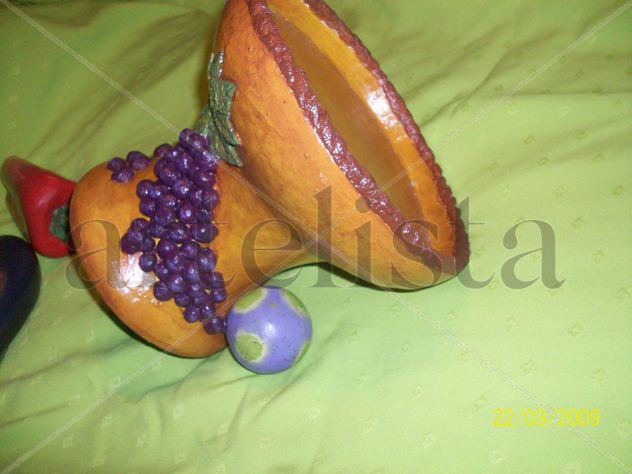 Frutera de madera con apliques de papel mache