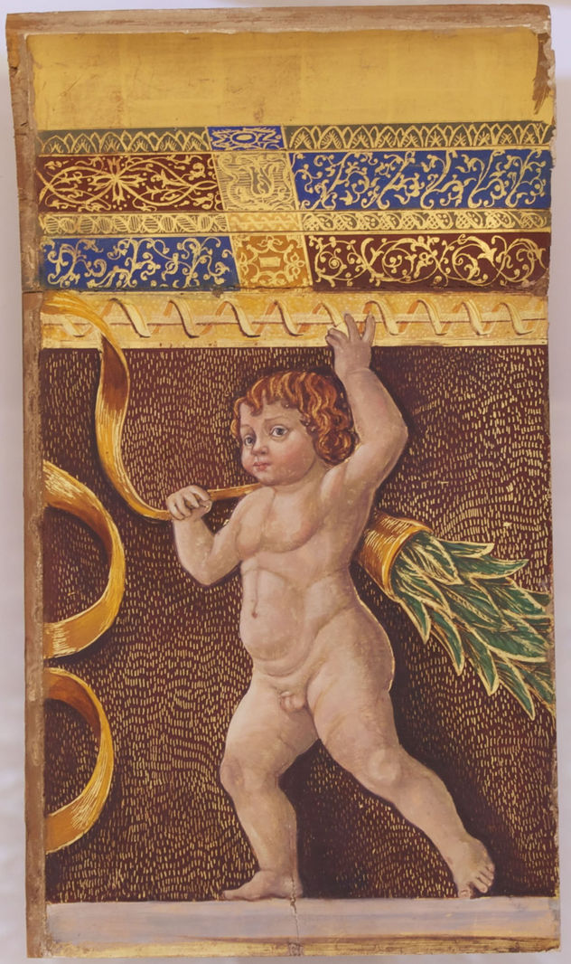 Niño sosteniendo cenefa