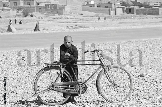 Niño con bicicleta