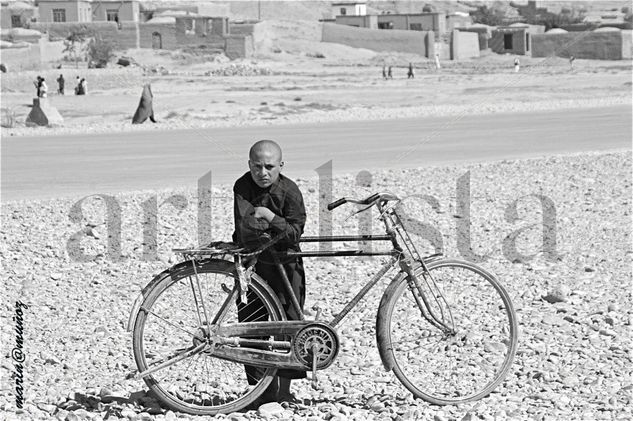 Niño con bicicleta Retrato Blanco y Negro (Digital)