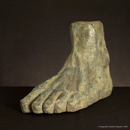 Pie de bronce