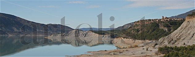 Paisaje del embalse de Yesa