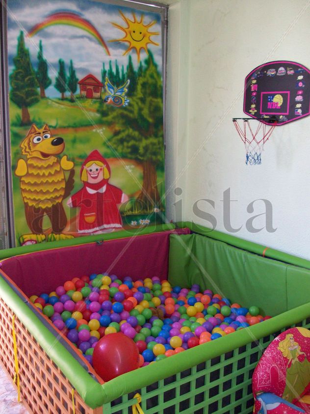 PISCINA DE PELOTAS CON BSOQUE CAPERUCITA