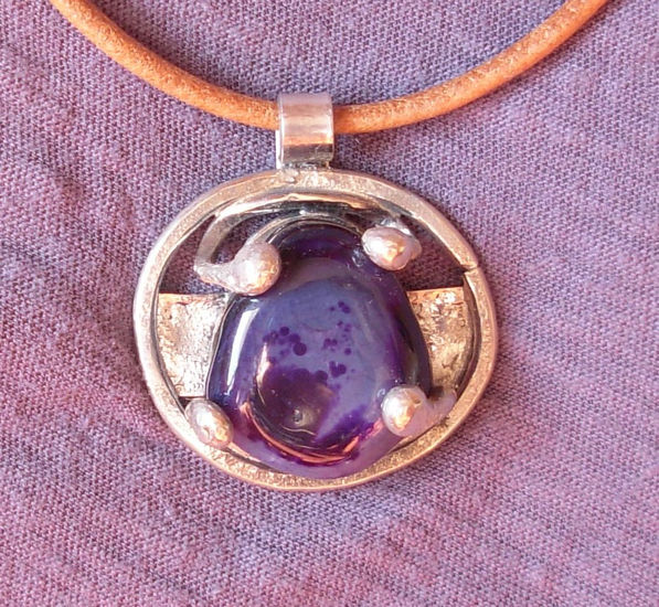 Amuleto de plata y piedra violeta 