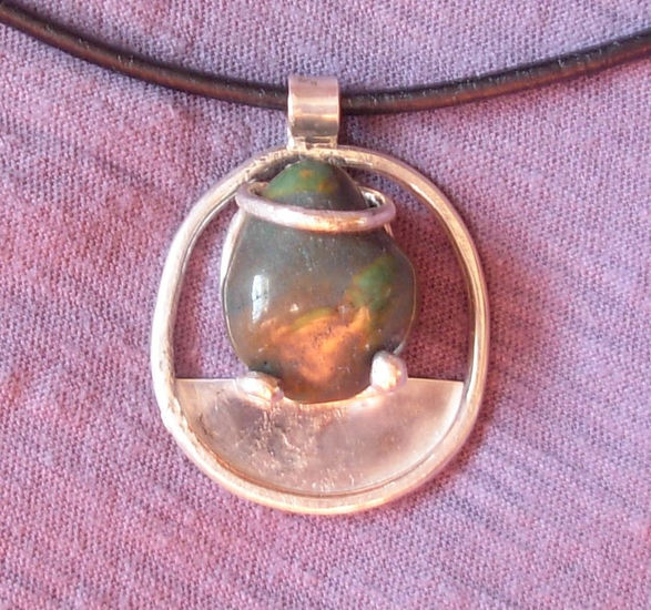 Amuleto de plata con piedra verde 