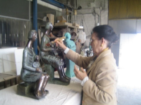 la artista y su obra Bronce