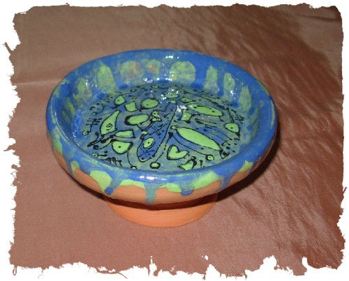 de pie en azul