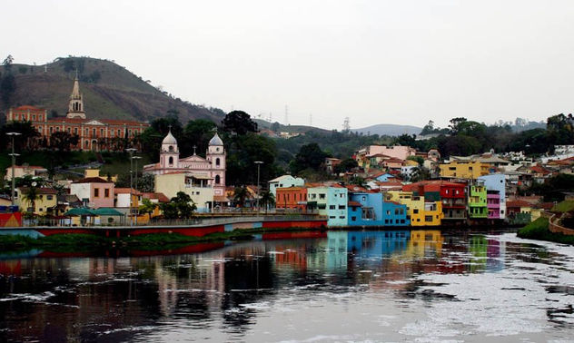 PAISAJE PICTÓRICA DE PIRAPORA DO BOM JESUS sec. XXI (reflexo das casas no Rio Tietê poluído)