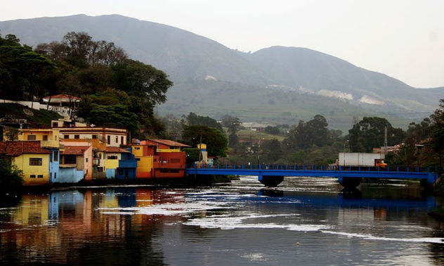 PAISAJE PICTÓRICA DE PIRAPORA DO BOM JESUS sec. XXI (reflexo das casas no Rio Tietê poluído)