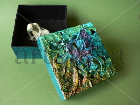 Caja con escultura...