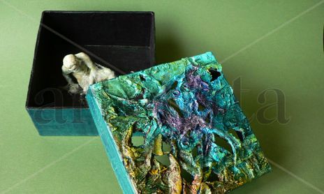 cajas con esculturas