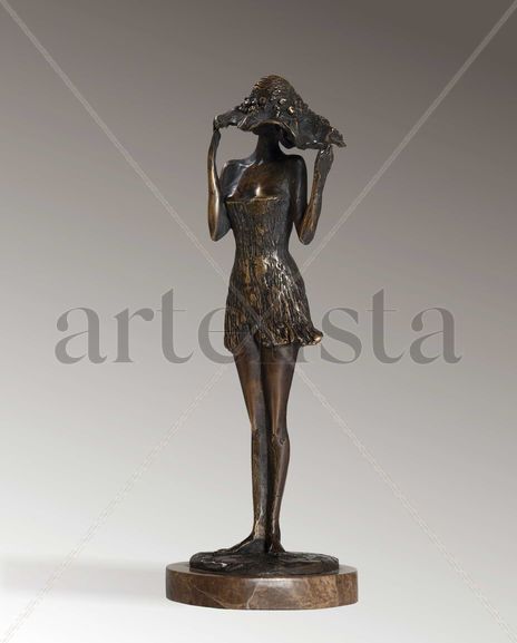 A girl with a hat