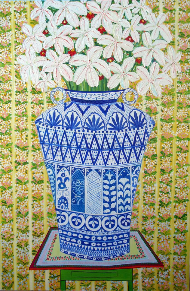 Jarrón azul con flores blancas sobre mesa inestable