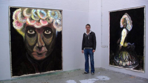 Alle Jong in front of two paintings 