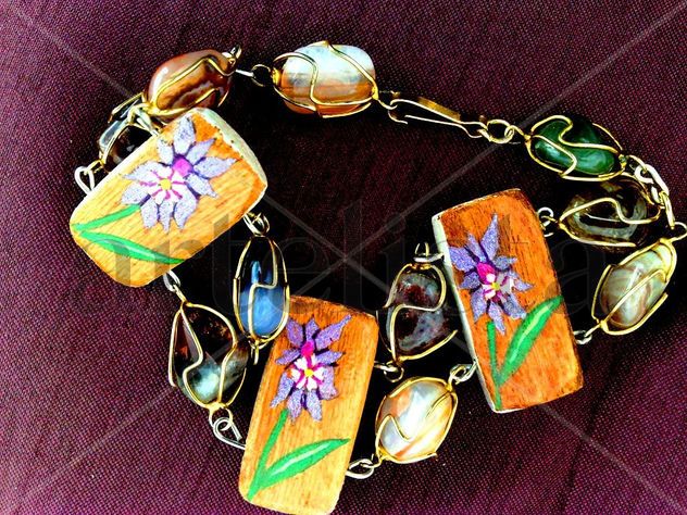 FLOWERS AND QUARTZ BRACELET