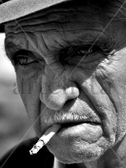 un cigarro Portrait Black and White (Digital)