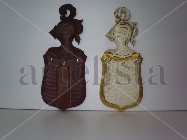 ESCUDO CUELGALLAVES.