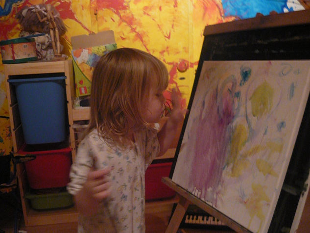 Lidia painting her first work "My family" Lidia pinta su primera obra "My family&quot 