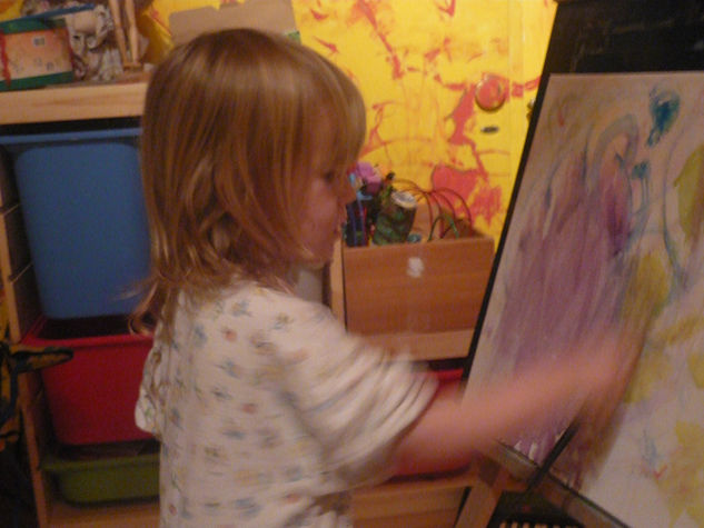 Lidia painting her first work "My family" Lidia pinta su primera obra "My family&quot 