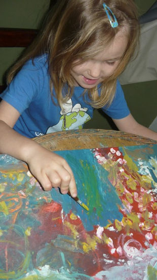 Lidia painting at the age of 4/ Lidia pintando con 4 años 