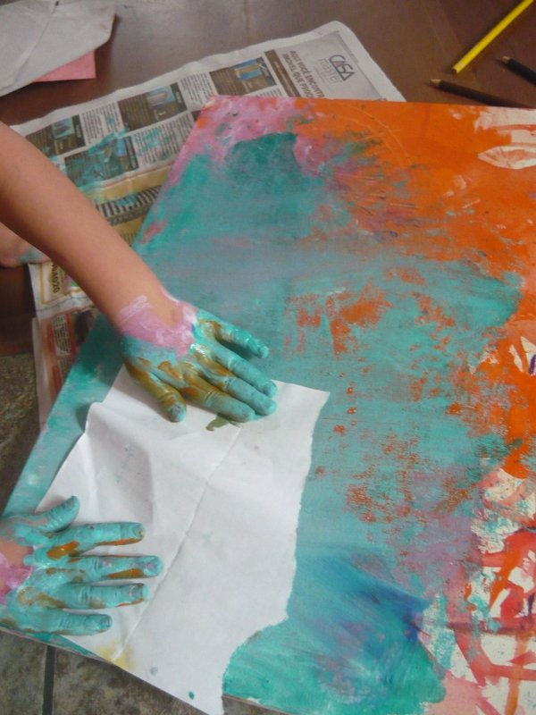 Lidia painting at the age of 4/ Lidia pintando con 4 años
