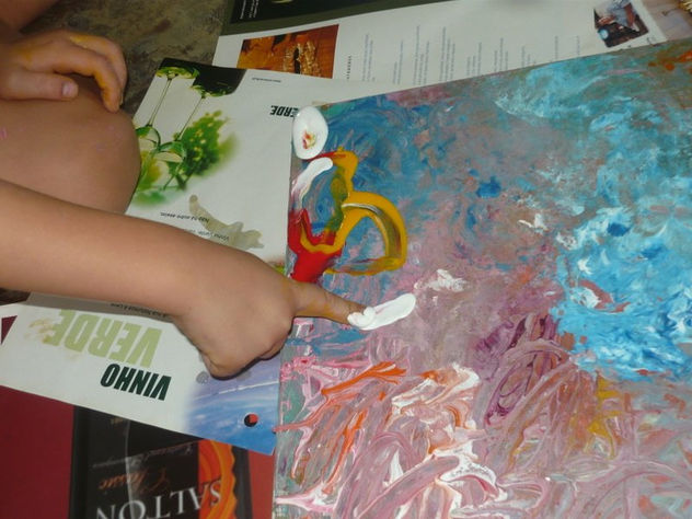 Lidia painting at the age of 4/ Lidia pintando con 4 años